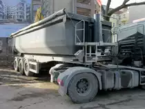 Das Rückwärts-Einparken eines Sattelzuges (90°) zum Beladen mit Bauaushub ist nicht immer ganz einfach ! Alle Hochachtung für diesen MAN-Fahrer. Februar 2014 Bln.-Charlottenbg. 