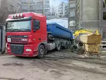 DAF XF 105.460 Kippsattelzug wartet im Februar 2014 auf einer Baustelle in Bln.-Charlottenburg auf seine Beladung