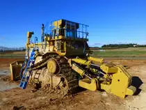 Frankreich, Languedoc, Hérault, Montpellier-Agglomération. Die neue Hochgeschwindigkeitsstrecke der SNCF zur Umgehung von Nîmes und Montpellier verläuft bei Montpellier parallel zur neuen Autobahn A9 um Montpellier. Siehe Karte wo sowohl die neue Autobahn, wie die neue Hochgeschwindigkeitsstrecke der SNCF eingezeichnet sind. Die Caterpillar CAT D10R Planierraupe trägt zum Erfolg der Arbeiten an der Hochgeschwindigkeitsstrecke bei. 19.02.2014