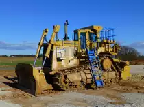 Frankreich, Languedoc, Hérault, Montpellier-Agglomération. Die neue Hochgeschwindigkeitsstrecke der SNCF zur Umgehung von Nîmes und Montpellier verläuft bei Montpellier parallel zur neuen Autobahn A9 um Montpellier. Siehe Karte wo sowohl die neue Autobahn, wie die neue Hochgeschwindigkeitsstrecke der SNCF eingezeichnet sind. Die Caterpillar CAT D10R Planierraupe trägt zum Erfolg der Arbeiten an der Hochgeschwindigkeitsstrecke bei. 19.02.2014