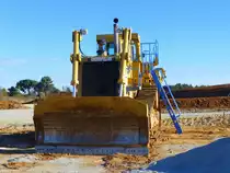 Frankreich, Languedoc, Hérault, Montpellier-Agglomération. Die neue Hochgeschwindigkeitsstrecke der SNCF zur Umgehung von Nîmes und Montpellier verläuft bei Montpellier parallel zur neuen Autobahn A9 um Montpellier. Siehe Karte wo sowohl die neue Autobahn, wie die neue Hochgeschwindigkeitsstrecke der SNCF eingezeichnet sind. Die Caterpillar CAT D10R Planierraupe trägt zum Erfolg der Arbeiten an der Hochgeschwindigkeitsstrecke bei. 19.02.2014