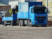 VOLVO-FH500, hat Equipment für eine Baustelleneinrichtung herangebracht; 140225