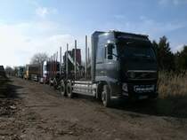 Mehrere polnische Holztransporter,am 01.März 2014,am Bahnhof in Bergen/Rügen.