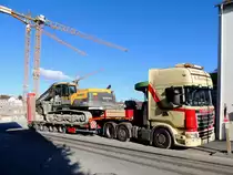 SCANIA R500 ist mit Bagger VOLVO-EC300DNL bei der EKZ Baustelle in Ried eingetroffen; 140214
