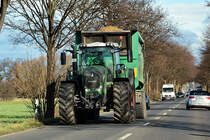 Fendt Traktor mit Doppelachshänger bei Derkum - 07.02.2014