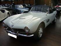 BMW 507 Touring Sport Roadster. November 1956 - März 1959. Der 507 wurde 1955 auf der Frankfurter Automobil Ausstellung vorgestellt. Dieser, von Graf Goertz gezeichnete Wagen, verkaufte sich 252 mal. Der V8-motor mit 3.168 cm³ Hubraum leistet 150 PS. Je nach Übersetzung der Hinterachse war eine Höchstgeschwindigkeit von 220 km/h möglich. Classic Remise Düsseldorf am 02.03.2014.