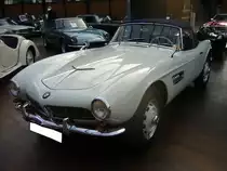 BMW 507 Touring Sport Roadster. November 1956 - März 1959. Der 507 wurde 1955 auf der Frankfurter Automobil Ausstellung vorgestellt. Dieser, von Graf Goertz gezeichnete Wagen, verkaufte sich 252 mal. Der V8-motor mit 3.168 cm³ Hubraum leistet 150 PS. Je nach Übersetzung der Hinterachse war eine Höchstgeschwindigkeit von 220 km/h möglich. Classic Remise Düsseldorf am 02.03.2014.