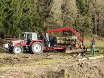 STEYR 8090-Turbo sammelt mit dem Rückewagen geschlagene Rundholzstämme auf; 140301