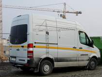 MB-Sprinter 316CDI von Liebherr ist mit einem Montagetrupp zu einer Turmdrehkranmontage bei der EKZ-Baustelle in Ried eingetroffen; 140302