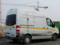 MB-Sprinter 316CDI von Liebherr ist mit einem Montagetrupp zu einer Turmdrehkranmontage bei der EKZ-Baustelle in Ried eingetroffen; 140302