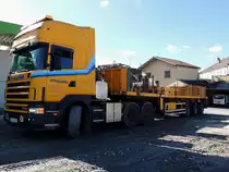 SCANIA 164G 580,V8 von Prangl hat Ballastgewichte für einen Autokran herangeschafft; 140228