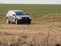 Toyota RAV4 2.2 D-4D unternimmt eine Geländefahrt; 140303