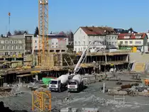 MAN-Betonmischerdoppel; TGA35.360 imf TGA35-430 D20-Commonrail; beschicken auf der EKZ-Baustelle  Weberzeile  in Ried gemeinsam den Pumpenwagen; 140228