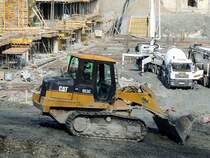 CATERPILLAR 953C, präpariert standig die steile lehmige Zu-Abfahrt bei er EKZ-Baustelle in Ried; 140228