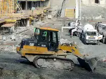 CATERPILLAR 953C, präpariert standig die steile lehmige Zu-Abfahrt bei er EKZ-Baustelle in Ried; 140228