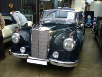 Mercedes Benz W186 II 300 Cabriolet. 1951 - 1954. Während der vierjährigen Produktionszeit wurden 591 Cabriolets dieses Typs produziert. Der abgelichtete Benz entstammt dem Baujahr 1952. Für ein solches Traumauto des anlaufenden Wirtschaftswunders musste man 1952 DM 23.700,00 auf den Tresen des Mercedes Benz Händlers legen. Der 6-Zylinderreihenmotor, bestückt mit zwei Solex 40 PBJC Fallstromvergasern, leistet 115 PS aus 2.996 cm³ Hubraum. Classic Remise Düsseldorf am 02.03.2014.
