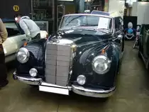Mercedes Benz W186 II 300 Cabriolet. 1951 - 1954. Während der vierjährigen Produktionszeit wurden 591 Cabriolets dieses Typs produziert. Der abgelichtete Benz entstammt dem Baujahr 1952. Für ein solches Traumauto des anlaufenden Wirtschaftswunders musste man 1952 DM 23.700,00 auf den Tresen des Mercedes Benz Händlers legen. Der 6-Zylinderreihenmotor, bestückt mit zwei Solex 40 PBJC Fallstromvergasern, leistet 115 PS aus 2.996 cm³ Hubraum. Classic Remise Düsseldorf am 02.03.2014.