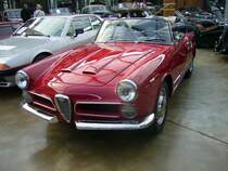 Alfa Romeo 2000 Spider. 1958 - 1961. Dieses schicke Cabriolet verkaufte sich während seiner vierjährigen Produktionszeit ca. 3.400 mal. Die Produktion erfolgte bei der Carozzeria Touring in Mailand. Der 4-Zylinderreihenmotor leistet aus 1.975 cm³ Hubraum 115 PS. Classic Remise Düsseldorf am 02.03.2014.