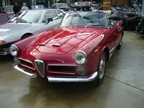 Alfa Romeo 2000 Spider. 1958 - 1961. Dieses schicke Cabriolet verkaufte sich während seiner vierjährigen Produktionszeit ca. 3.400 mal. Die Produktion erfolgte bei der Carozzeria Touring in Mailand. Der 4-Zylinderreihenmotor leistet aus 1.975 cm³ Hubraum 115 PS. Classic Remise Düsseldorf am 02.03.2014.