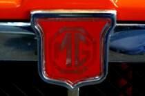 MG, steht fr die britische Automarke Morris Garage, Khleremblem am MG B-GT, Baujahr 1974, Mrz 2014
