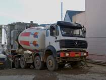 Mercedes-Benz 3234 liefert Beton an einer baustelle ab.  24.02.14 