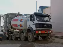 Mercedes-Benz 3234 liefert Beton an einer baustelle ab.  24.02.14 