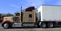 Kenworth Sattelzug auf einem Rastplatz in Mt. Airy,NC am 27.10.2013