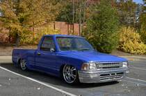 Tiefergelegter blauer Pick Up wartet vor dem North Carolina Zoo auf seinen Fahrer. (02.11.2013)