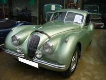 Jaguar XK 120 FHC. 1951 - 1954. Der abglichtete FHC (F ixed H ead C oupe) ist in der seltenen Farbe mistgreen metallic lackiert. Das 2.678 mal produzierte Coupe ist mit einem 6-Zylinderreihenmotor ausgerüstet, der aus 3.442 cm³ Hubraum ca. 160 PS leistet. Die Höchstgeschwindigkeit liegt bei 195 km/h. Classic Remise Düsseldorf am 02.03.2014.
