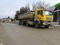 MAN TGA18.440, wurde mit Erdaushub beladen; 131213