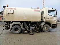 ATEGO-1018 mit CITYFANT50 Kehrmaschinenaufbau reinigt eine stark verschmutzte Baustellenausfahrt; 131213