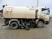 ATEGO-1018 mit CITYFANT50 Kehrmaschinenaufbau reinigt eine stark verschmutzte Baustellenausfahrt; 131213