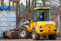 Volvo L 30 B-Z/X sichert die Containertür. - 01.03.2014