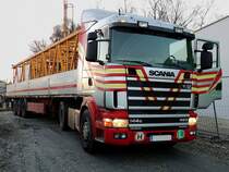 SCANIA 144G 460, hat Kranbauteile geladen; 140301