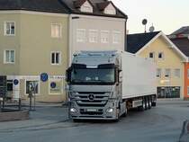 ACTROS-1850-V8, hat sich aufgrund der vielen Baustellen-Umleitungen ins Rieder Stadtgebiet verirrt; 140301