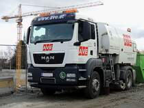 MANvTGS18.320 von AVE, mit Kehrmaschinenaufbau, wartet auf den nächsten Einsatz; 140228