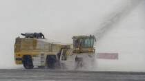 Zum Schluss fährt noch eine Schneeschleuder zur Pistenreinigung über die Startbahn am Flughafen Helsinki-Vantaa, 4.3.13