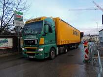 MAN TGX18.440 der Sped. GARTNER durchfährt das mit Baustellen durchzogene Ried; 140228