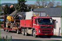 Volvo 420 Hngerzug wartet nahe einer Baustellle darauf seine Fracht abzuladen.  06.03.2014.