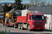 Volvo 420 H�ngerzug wartet nahe einer Baustellle darauf seine Fracht abzuladen.  06.03.2014.