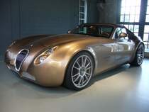 Wiesmann GT MF 4S Roadster. 2010 - 2013. Angetrieben wird der MF 4S von einem V8-motor mit Twin Turbo aus dem Hause BMW. Aus 4.395 cm³ Hubraum leistet der Wagen 407 PS. Er ist mit eine Höchstgeschwindigkeit von 291 km/h angegeben. Classic Remise Düsseldorf am 08.03.2014.