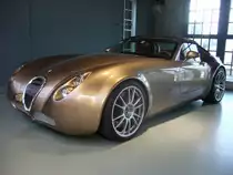 Wiesmann GT MF 4S Roadster. 2010 - 2013. Angetrieben wird der MF 4S von einem V8-motor mit Twin Turbo aus dem Hause BMW. Aus 4.395 cm³ Hubraum leistet der Wagen 407 PS. Er ist mit eine Höchstgeschwindigkeit von 291 km/h angegeben. Classic Remise Düsseldorf am 08.03.2014.