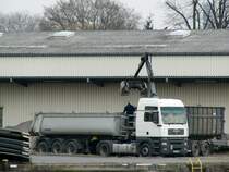 MAN TGA Sattelkipp Fzg. wird am 04.03.2014 in Bln.-Spandau von einem Selbstlader mit  Material  versorgt.