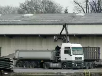 MAN TGA Sattelkipp Fzg. wird am 04.03.2014 in Bln.-Spandau von einem Selbstlader mit  Material  versorgt.