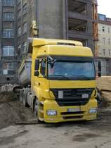 MB Axor Kippsattelzug am 18.02.2014 auf einer Baustelle in Bln.-Charlottenburg