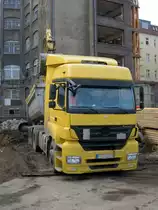 MB Axor Kippsattelzug am 18.02.2014 auf einer Baustelle in Bln.-Charlottenburg