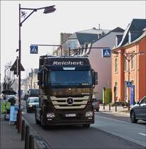 M-B Actros kurvt durch die Strassen von Wassserbillig.  07.04.2014