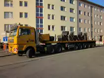 MAN TGA 33.530 mit 5-Achsigem Schwertransportauflieger am 10.03.2014 in Berlin-Charlottenburg. Beladen ist das Fzg. mit Gegengewichten für einen Kran.