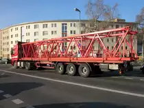 MB Actros 1841 mit  offenem Auflieger  und mit einem Gittermast beladen am 10.03.2014 in Berlin-Charlottenburg.