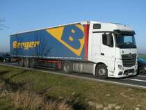 Mercedes Sattelzug an einer Kreuzung bei Bergen/Rügen am 10.März 2014.